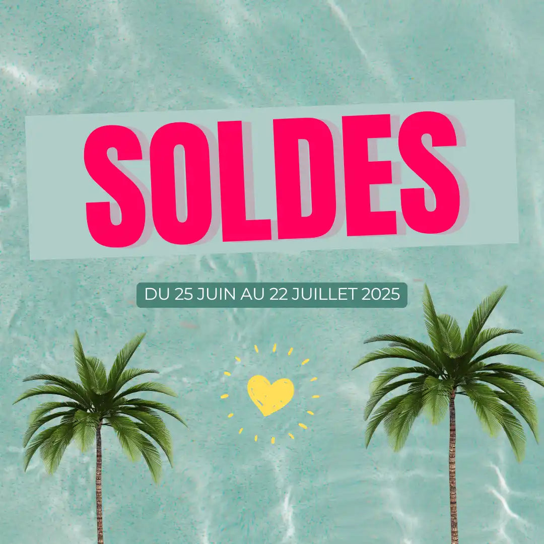Un panneau rose vif ’SOLDES’ sur une bannière bleu clair, indiquant un événement de soldes du 25 juin au 22 juillet 2025.