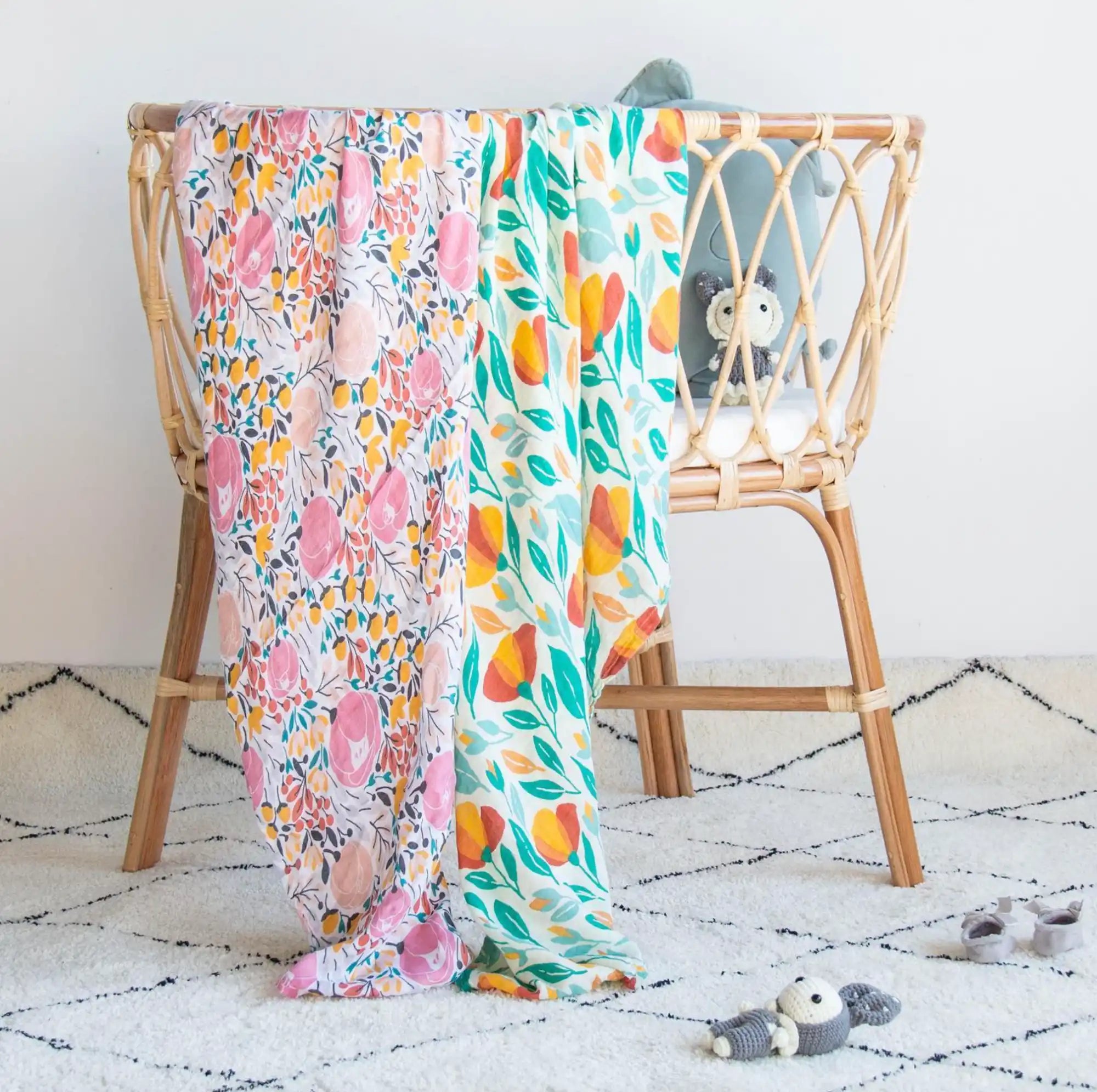 Chaise en rotin avec un tissu floral coloré drapé dessus.