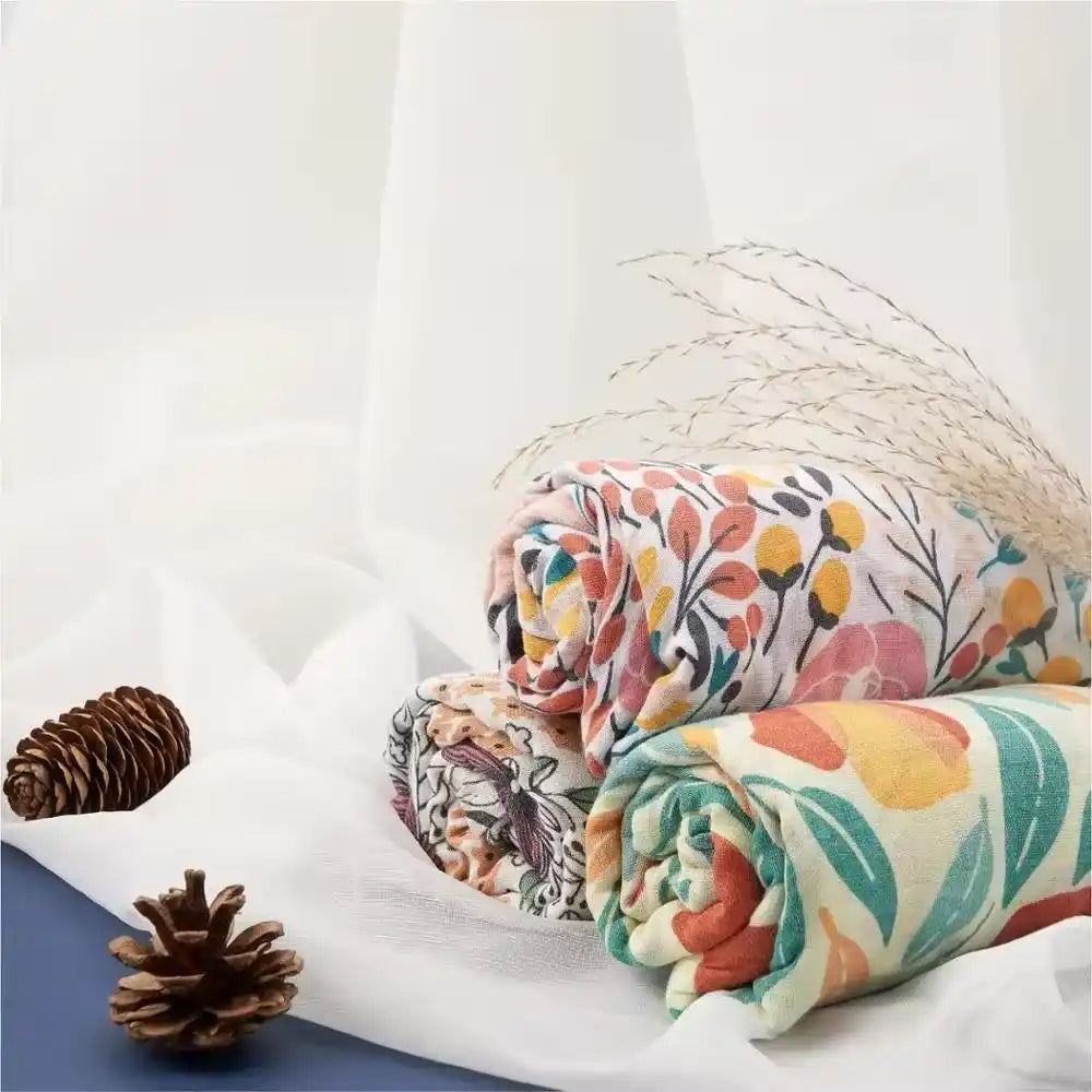 Tissu ou textile floral roulé avec des motifs et des dessins botaniques colorés.
